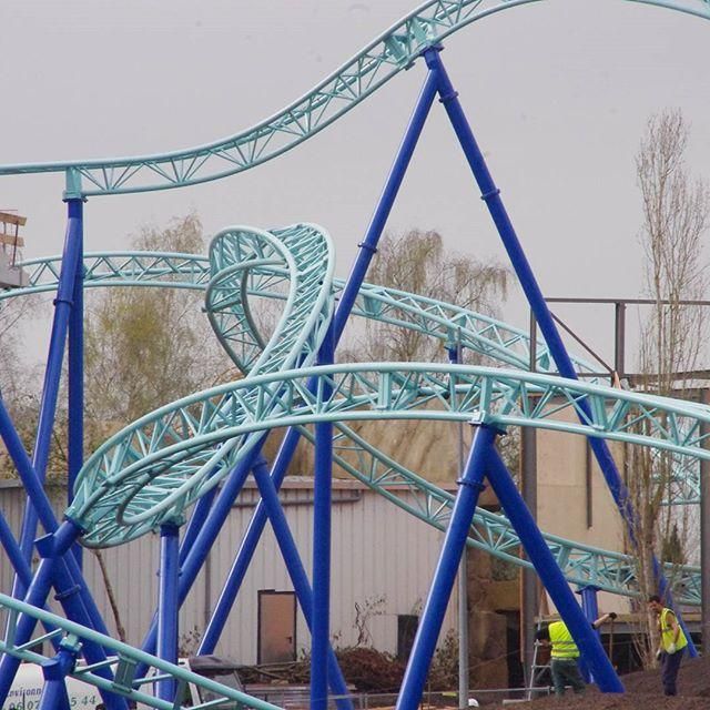 Massifs de fondation de l’attraction « Pegase 2017 » du parc Astérix –Plailly-France